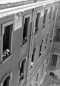 Milano - Casa di riposo "Casa Verdi" - Facciata - Donne alle finestre