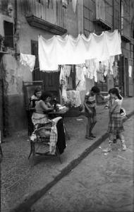 Napoli - Vicolo - Lavoro a domicilio - Donne - Macchina da cucire - Bambini - Panni stesi