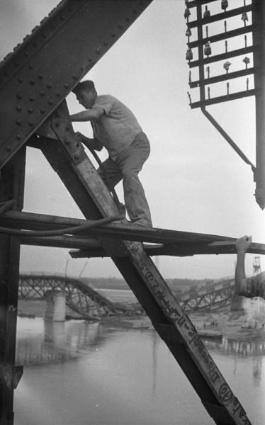 Italia Dopoguerra. Piacenza - Ponte sul fiume Po distrutto dai bombardamenti - Lavori di ricostruzione - Ritratto maschile: operaio