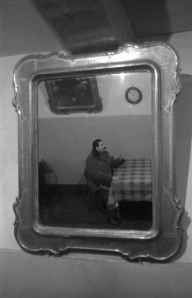 Busseto - Trattoria, interno - Specchio - Ritratto maschile: Giovannino Guareschi, scrittore a un tavolo