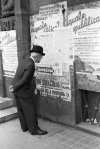 Referendum 1946 Repubblica o Monarchia. Milano - Piazza Missori - Manifesti elettorali monarchici e repubblicani - Passante
