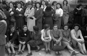 Referendum 1946 Repubblica o Monarchia. Milano - Piazza Castello - Comizio di Achille Grandi in favore della repubblica - Ritratto di gruppo: donne con fiore bianco all'occhiello