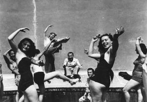 Italia Dopoguerra. Milano - Teatro Lirico, tetto - Ballerine del corpo di ballo Macario in costume - Prove di ballo