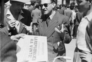 Referendum 1946 Repubblica o Monarchia. Milano - Piazza del Duomo - Vittoria della Repubblica - Gruppo di persone - Quotidiano