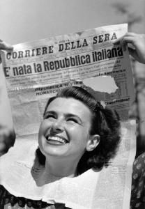 Referendum 1946 Repubblica o Monarchia. Milano - Ritratto femminile: giovane donna Anna Iberti - Giornale "Corriere della sera" titolo "E' nata la Repubblica Italiana" 2 giugno 1946