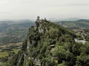Corpi di reato. San Marino - Veduta - Monte Titano - Città di San Marino - Castello e rocca della Guaita - Colline
