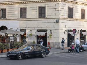 Corpi di reato. Roma, centro storico - Via Giulio Cesare - Palazzo - Bar Ristorante Pizzeria - Automobile