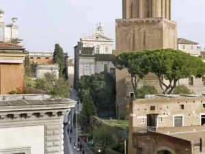 Corpi di reato. Roma: centro storico - Veduta su via IV Novembre: Torre delle milizie e Chiesa Santa Caterina da Siena