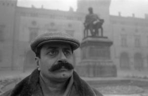 Busseto - Piazza Giuseppe Verdi - Ritratto maschile: Giovannino Guareschi, scrittore - Monumento a Giuseppe Verdi - Rocca Pallavicino - Nebbia