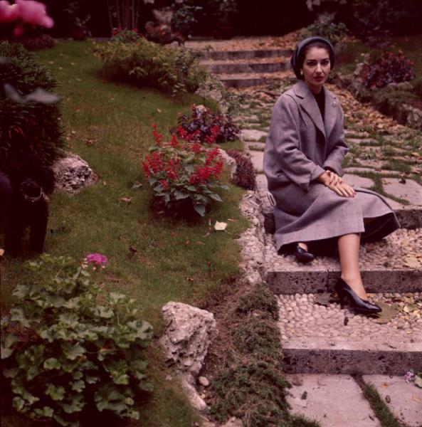 Milano - Abitazione di Maria Callas: esterno - Giardino - Ritratto femminile: Maria Callas (cantante lirica) seduta su scalini in pietra
