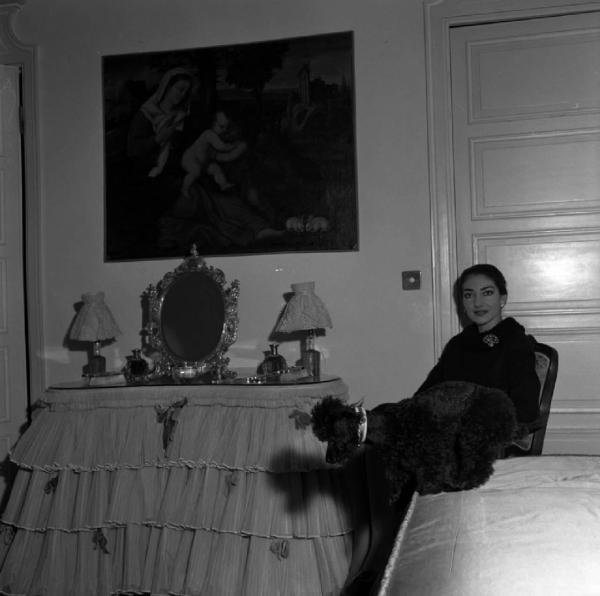 Milano - Abitazione di Maria Callas: interno - Camera da letto - Ritratto femminile: Maria Callas (cantante lirica) - Cane barboncino