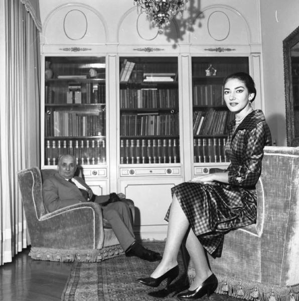 Milano - Abitazione di Maria Callas: interno - Libreria - Poltrone - Ritratto di coppia : Maria Callas (cantante lirica) e il marito Giovanni Battista Meneghini