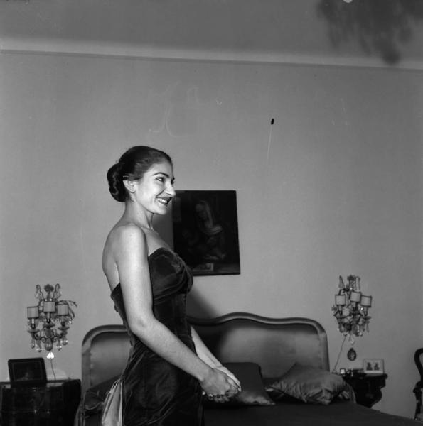 Milano - Abitazione di Maria Callas: interno - Camera da letto - Ritratto femminile di profilo: Maria Callas (cantante lirica)