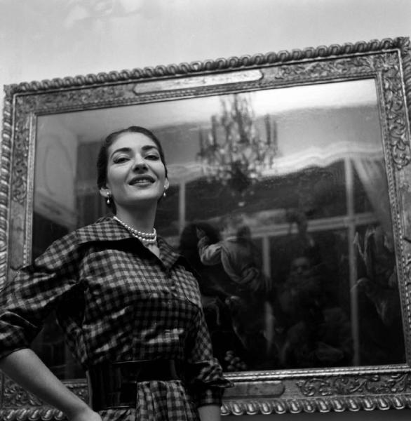 Milano - Abitazione di Maria Callas: interno - Ritratto femminile a mezzo busto: Maria Callas (cantante lirica) - Specchio