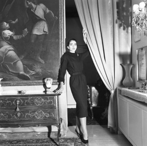 Milano - Abitazione di Maria Callas: interno - Quadro - Tenda - Cassettiera antica decorata - Ritratto femminile a figura intera: Maria Callas (cantante lirica)