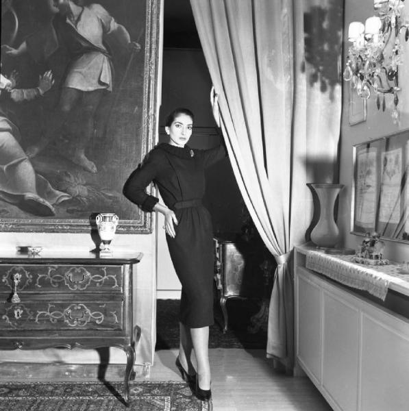 Milano - Abitazione di Maria Callas: interno - Quadro - Tenda - Cassettiera antica decorata - Ritratto femminile a figura intera: Maria Callas (cantante lirica)