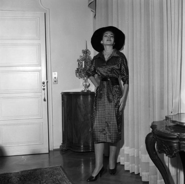 Milano - Abitazione di Maria Callas: interno - Porta - Tenda - Mobili antichi - Ritratto femminile a figura intera: Maria Callas (cantante lirica)