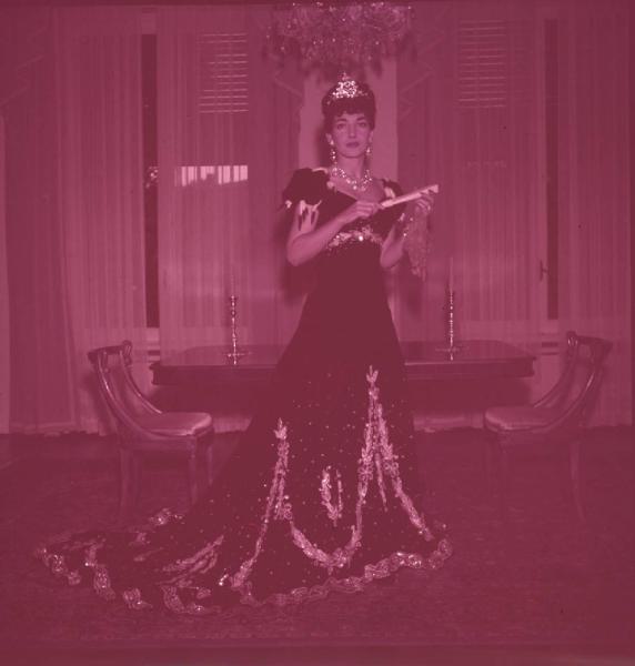 Milano - Abitazione di Maria Callas: interno - Ritratto femminile a figura intera: Maria Callas (cantante lirica) - Costume di scena Tosca