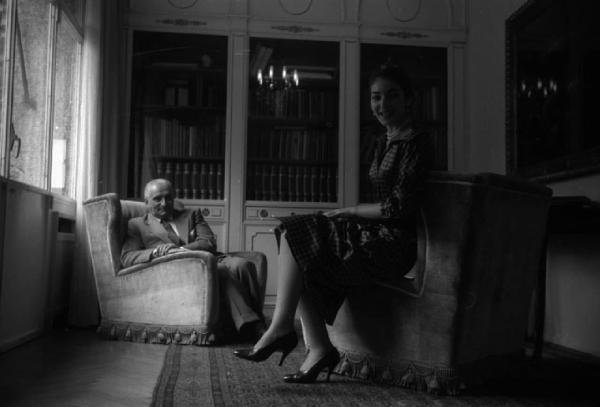 Milano - Abitazione di Maria Callas: interno - Libreria - Poltrone - Ritratto di coppia: Maria Callas (cantante lirica) e il marito Giovanni Battista Meneghini