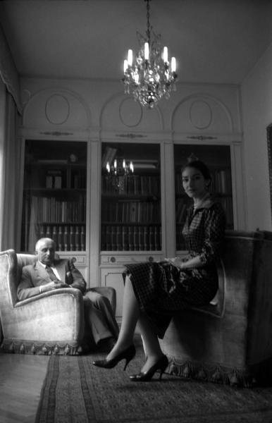 Milano - Abitazione di Maria Callas: interno - Libreria - Poltrone - Ritratto di coppia: Maria Callas (cantante lirica) e il marito Giovanni Battista Meneghini