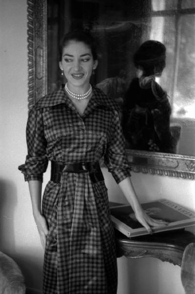 Milano - Abitazione di Maria Callas: interno - Quadro alla parete - Ritratto femminile: Maria Callas (cantante lirica) - Volume su Leonardo su tavolino