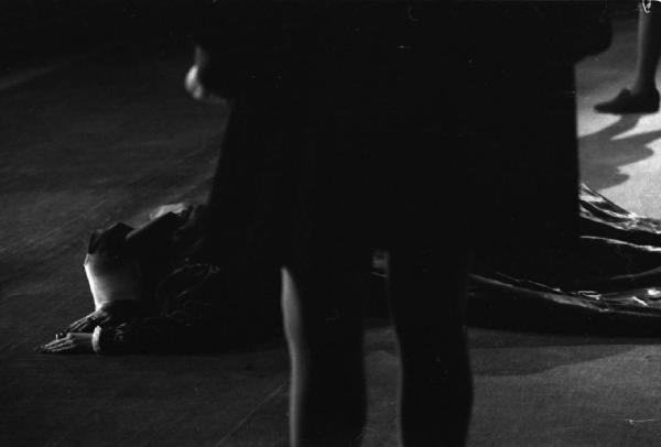 Milano: Teatro alla Scala - Spettacolo Anna Bolena, 1957, regia di Luchino Visconti - Foto di scena - Uomo in piedi in primo piano - Maria Callas (cantante lirica) a terra