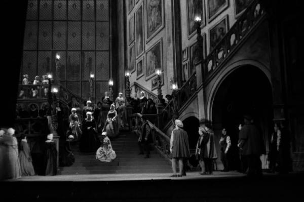 Milano: Teatro alla Scala - Spettacolo Anna Bolena, 1957, regia di Luchino Visconti - Foto di scena - Scenografia - Scalinata - Gruppo di personaggi sul palco