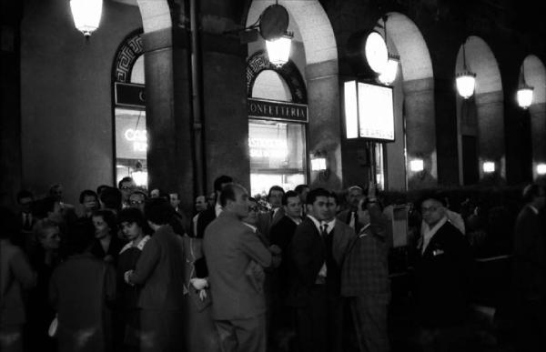 Milano: Teatro alla Scala - Spettacolo Anna Bolena, 1957, regia di Luchino Visconti - Pubblico fuori dal teatro