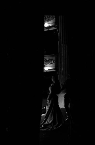 Milano: Teatro alla Scala - Spettacolo Anna Bolena, 1957, regia di Luchino Visconti - Foto di scena - Sipario - Ritratto femminile: Maria Callas (cantante lirica) - Palchetti