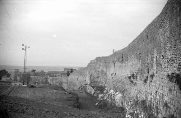 Tarquinia - Mura in pietra - Traliccio