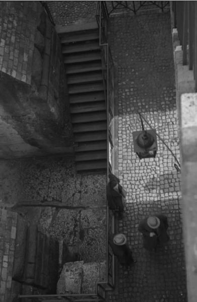 Sopralluogo per il film "Tosca". Roma, Castel Sant'Angelo - Scale - Veduta dall'alto: uomini con cappello - Sopralluogo per il film "Tosca"