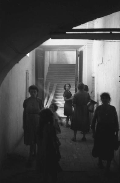 Italia Dopoguerra: Valmontone bombardata. Valmontone - Palazzo Doria (?), interno - Corridoio - Ritrato di gruppo: donne e bambini