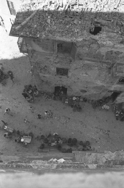 Italia Dopoguerra: Valmontone bombardata. Valmontone - Mercato sulla strada visto dall'alto - Edifici bombardati