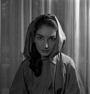 Milano - Abitazione di Maria Callas: interno - Ritratto femminile a mezzo busto: Maria Callas (cantante lirica) - Abito con cappuccio