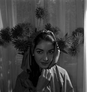 Milano - Abitazione di Maria Callas: interno - Ritratto femminile a mezzo busto: Maria Callas (cantante lirica) - Abito con cappuccio - Fiori