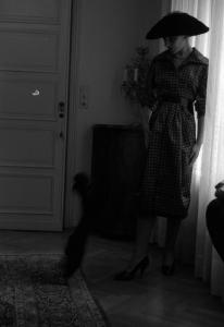 Milano - Abitazione di Maria Callas: interno - Mobili in legno - Tenda - Ritratto femminile a figura intera: Maria Callas (cantante lirica) - Cappello - Cane barboncino