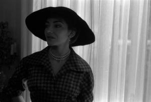 Milano - Abitazione di Maria Callas: interno - Finestra con tenda - Ritratto femminile: Maria Callas (cantante lirica) - Cappello