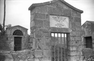 Tarquinia - Tombe in pietra - Targa commemorativa della visita del Re Vittorio Emanuele III