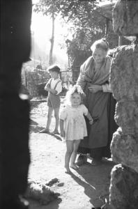 Italia Dopoguerra: Valmontone bombardata. Valmontone - Ritratto di gruppo: anziana con bambina e bambino in secondo piano