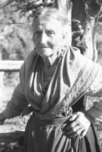 Italia Dopoguerra: Valmontone bombardata. Valmontone - Ritratto femminile a mezzo busto: donna anziana