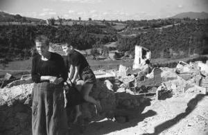 Italia Dopoguerra: Valmontone bombardata. Valmontone - Pesaggio con edifici bombardati - Ritratto di coppia: donna e ragazzo