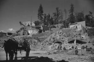 Italia Dopoguerra: Valmontone bombardata. Valmontone - Edifici bombardati - Ritratto femminile di gruppo: donne al lavatoio - Carro