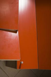 Check in': Casa di Silvia. Torino - Abitazione: interno: cucina - Ante di un mobile rosso