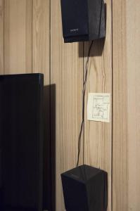 Check in': Jlicilandia's home. Torino - Abitazione: interno - Piantina di una casa appesa a parete in legno - Casse - Angolo del televisore