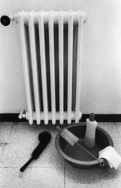 Una, nessuna, centomila. Gli oggetti della pulizia. Milano - Abitazione, interno - Impianto di riscaldamento: radiatore - Detersivo, oggetti per le pulizie