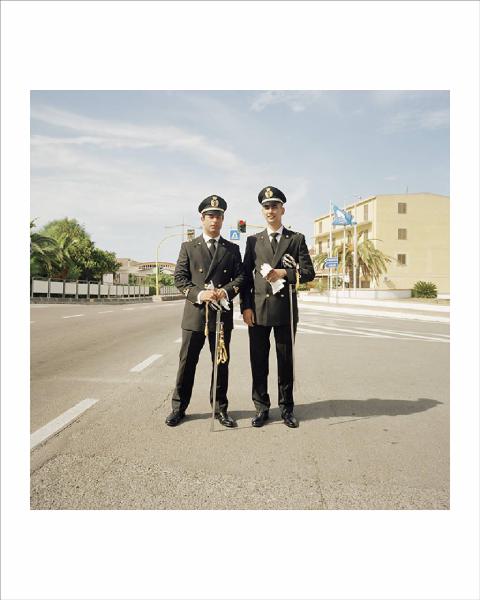 Strada 106. Cirò Marina - Strada statale 106 Jonica - Ritratto maschile: due ufficiali della Marina Militare in uniforme - Esterno, strada