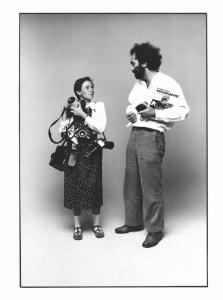 I Ruoli. Ritratto di coppia: Laura Rizzi con macchine fotografiche ed un uomo con rivista "Fotografare" sotto braccio