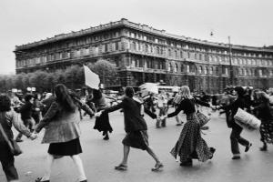 Azione teatrale alla manifestazione. Milano, Piazza Castello - Ritratto di gruppo: donne manifestanti in cerchio per mano