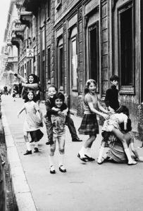 Bambini in Piazzale Dateo. Milano, Piazzale Dateo - Ritratto di gruppo: bambini e bambine giocano sulla strada