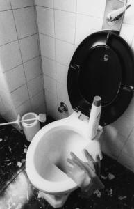 Una, nessuna, centomila. Gli oggetti della pulizia. Milano - Stanza da bagno, interno - Servizi igienici: vaso sanitario - Detersivo, guanti - Pulizie